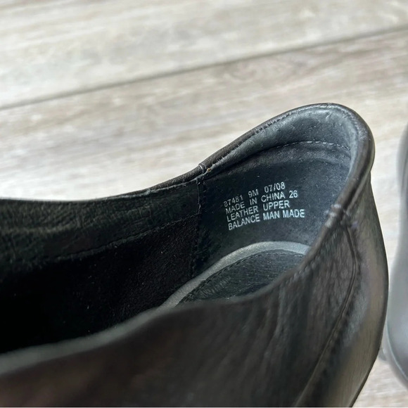 Clarks Artisan Smooth Buttery Leather  Zip Up Clogs Booties in Black - Picture 13 of 13